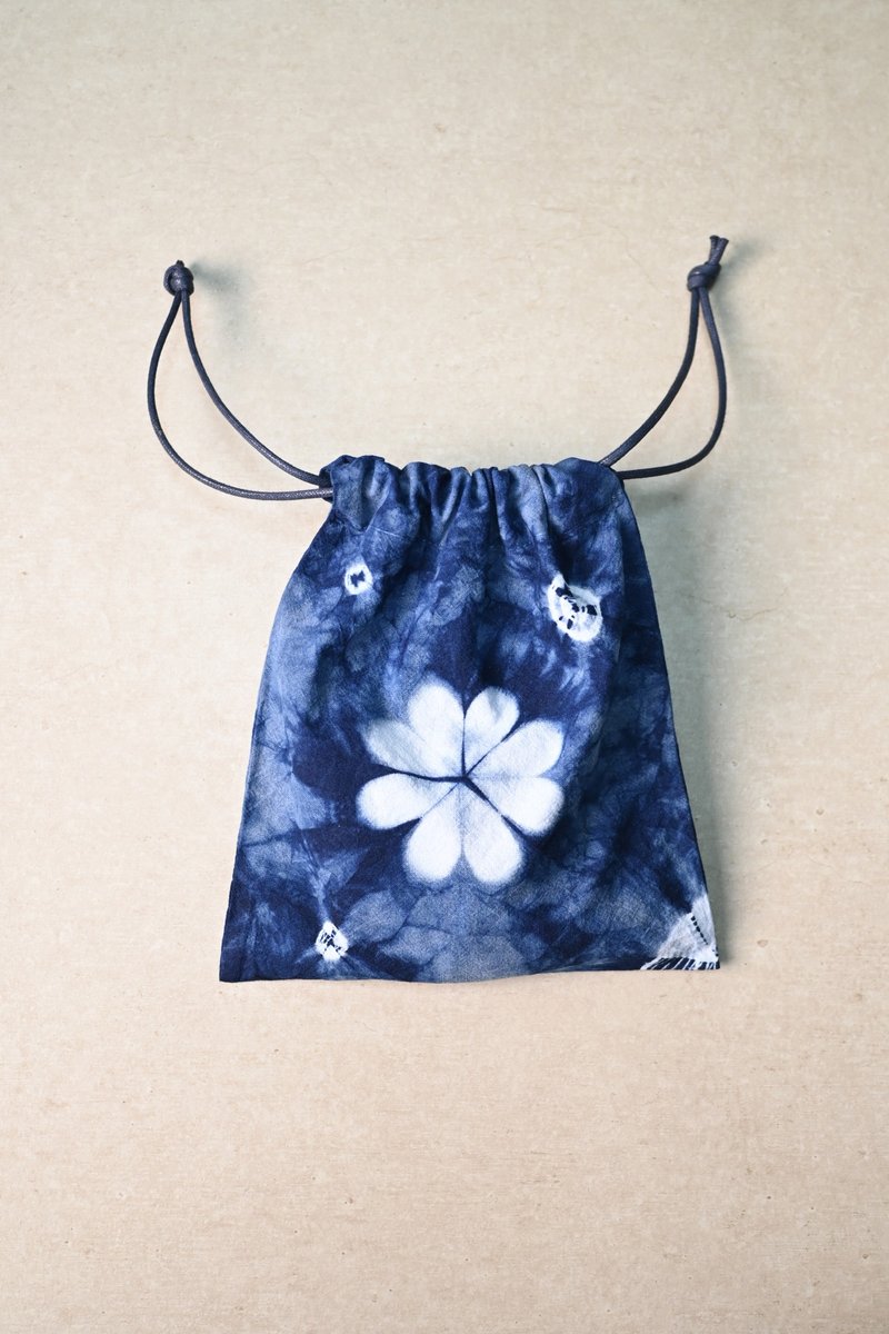 【記憶有限】藍染束口袋-雲紋花漾 - 手提包/手提袋 - 棉．麻 藍色