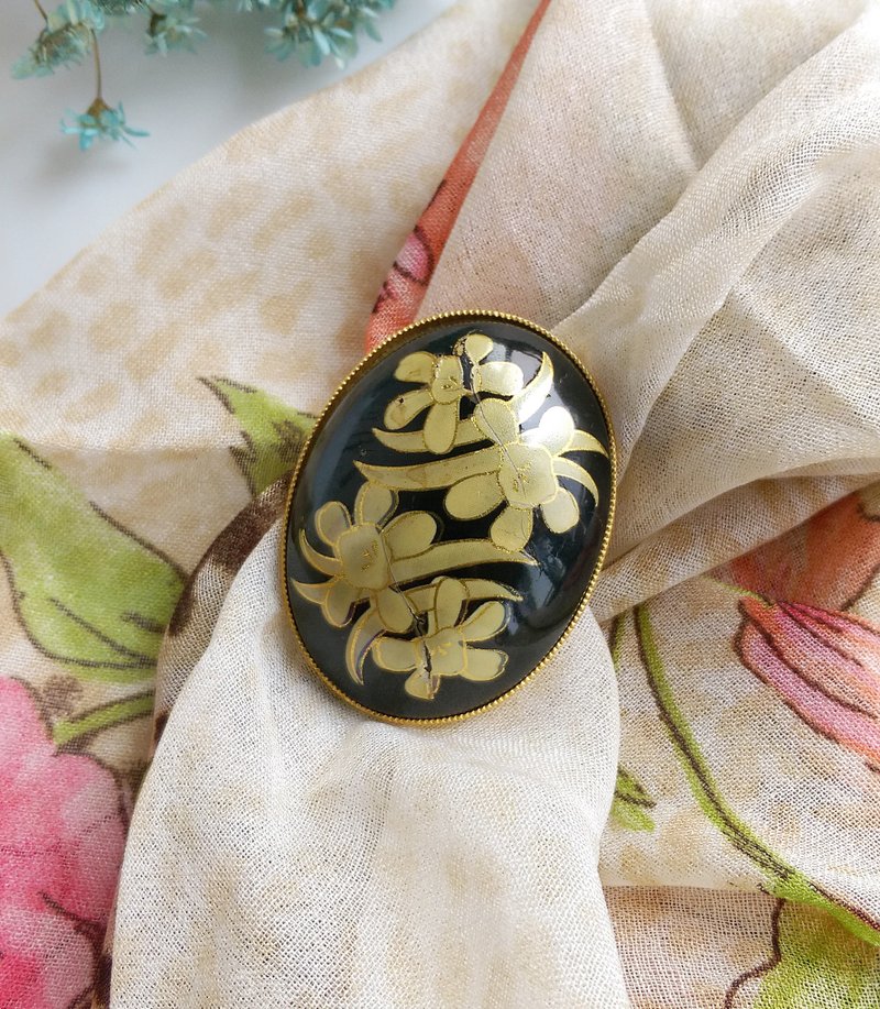 【西洋古董飾品】黑底 橢圓 描繪花卉 圍巾夾 絲巾扣 絲巾夾 - 其他 - 其他金屬 金色
