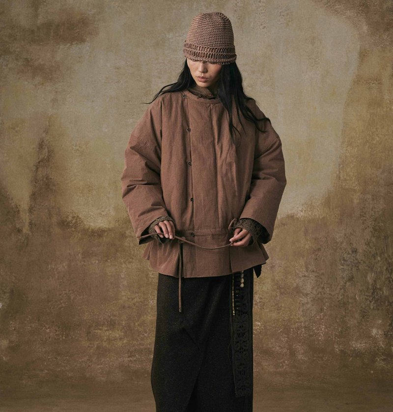 【90白鴨絨】新中式復古 紐扣抽繩/圓領羽絨服 - 女大衣/外套 - 羽絨 咖啡色