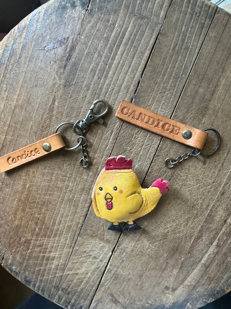 Cute pouting rooster pure cowhide keychain - can be engraved - ที่ห้อยกุญแจ - หนังแท้ สีน้ำเงิน