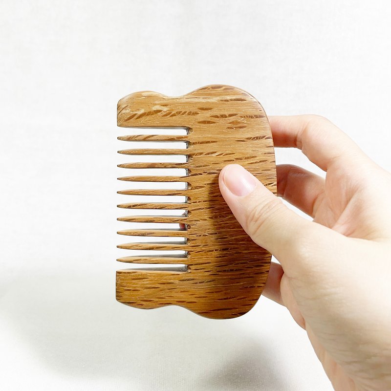 handcrafted wood comb - อุปกรณ์แต่งหน้า/กระจก/หวี - ไม้ สีนำ้ตาล