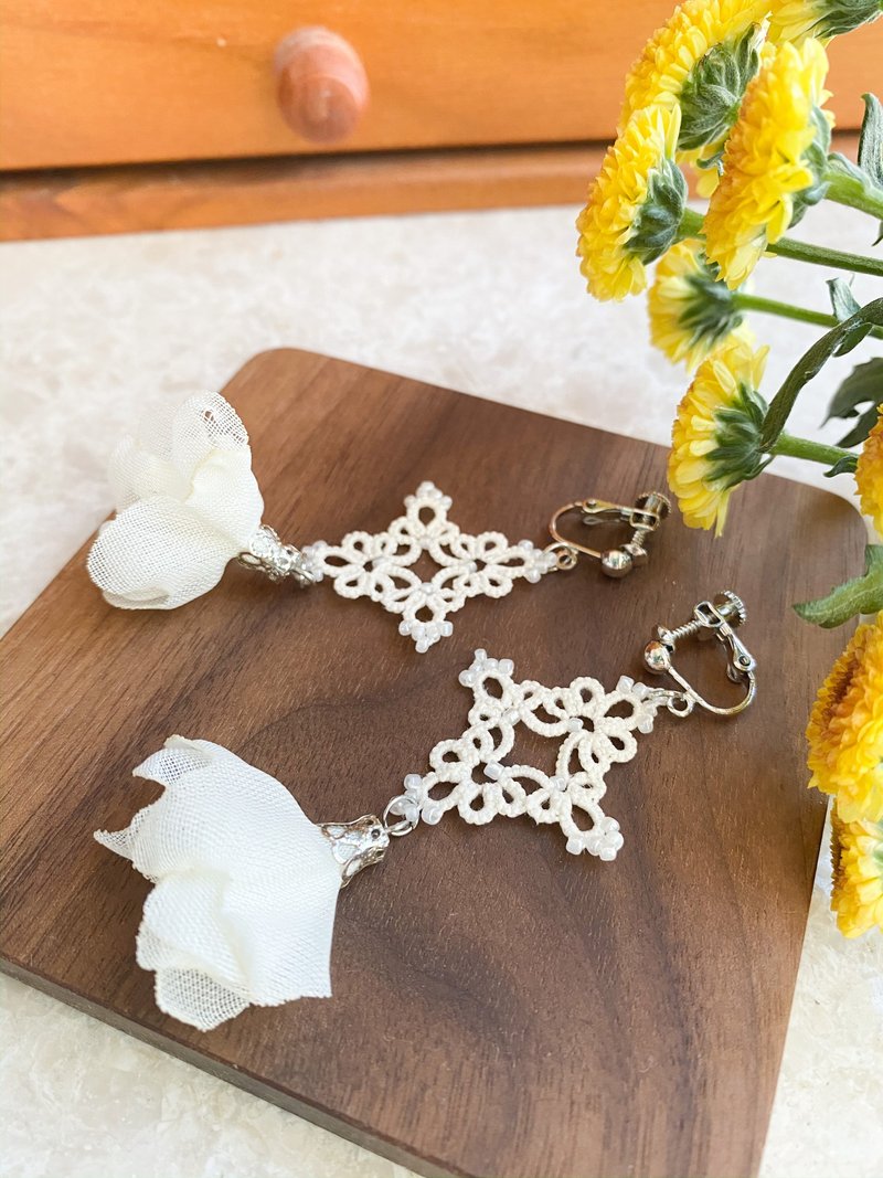 米白梭織小裙子耳環  Tatting earrings 耳針 耳鈎 耳環 梭織 禮 - 耳環/耳夾/耳骨夾 - 棉．麻 白色
