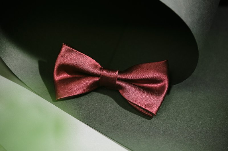 Dark Red Satin Bow Tie - No red velvet cake is complete without my delicious red satin bow tie - หูกระต่าย/ผ้าพันคอผู้ชาย - เส้นใยสังเคราะห์ สีแดง