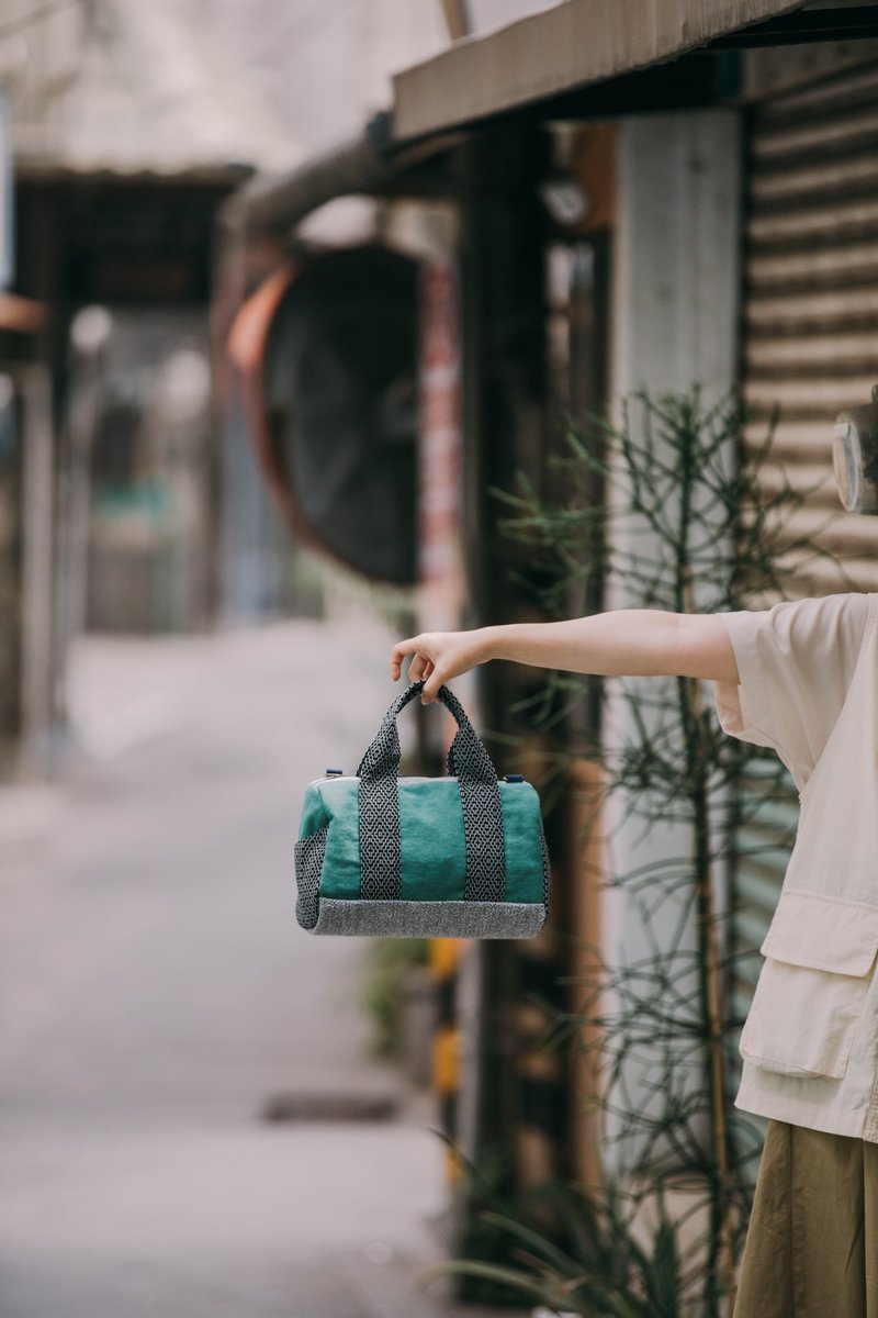 Fabric Boston bag_window grilles and green plants - กระเป๋าแมสเซนเจอร์ - วัสดุอื่นๆ 