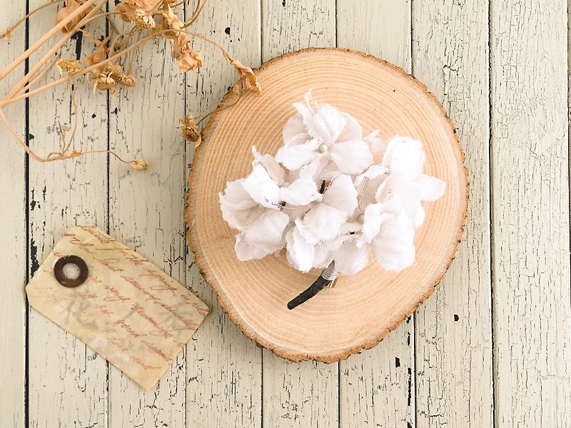 Corsage : 白紫陽花の小枝 - ブローチ - ポリエステル ホワイト