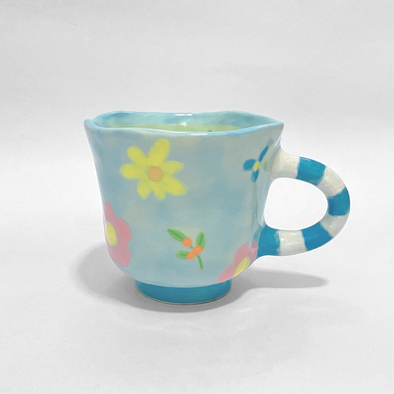 マグカップ、ティーマグ、コーヒーマグ、かわいいマグ、空に落ちる花マグ、MUG CUP - マグカップ - 陶器 ブルー