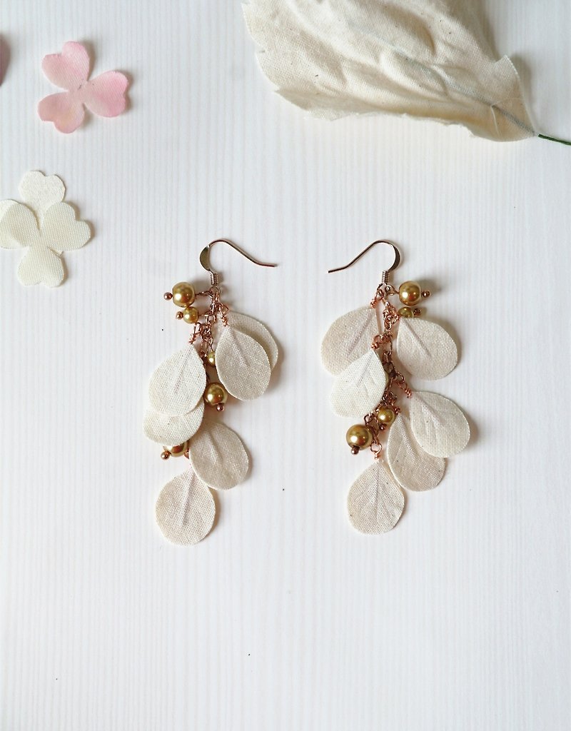 Khakis Petals with Pearls Chain Earrings Hook ER045 - ต่างหู - พืช/ดอกไม้ ขาว