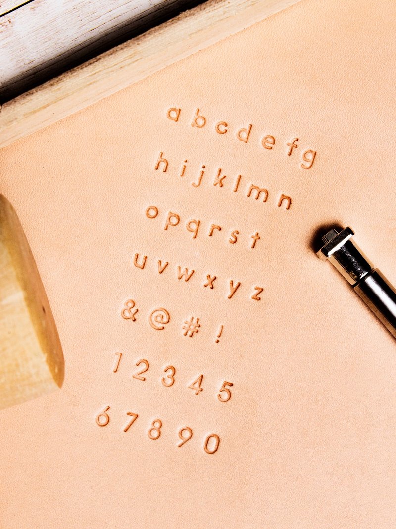 ブロック文字と数字と記号の小文字エンボススーツレターモールドエンボスレタリングレザー DIY 小文字 - 革細工 - 金属 シルバー