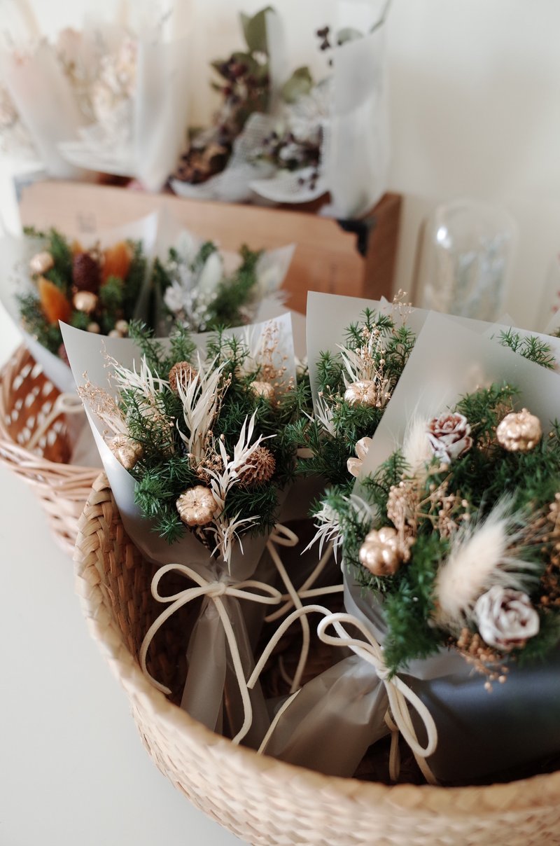 Flower Mound Christmas Eternal Cedar Small Bouquet Preserved Flower Christmas Gift Exchange - ช่อดอกไม้แห้ง - พืช/ดอกไม้ 