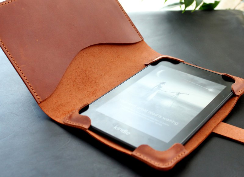 Kindle Paperwhite 第 11 世代 2021 6.8 インチ レザー ケース パーソナライズされたブリックブラウン - タブレット・PCケース - 革 グリーン