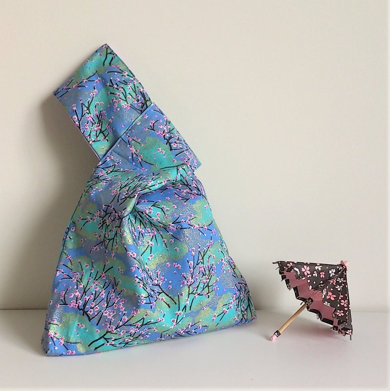 Knot Bag (Double-sided: Turquoise plum blossom x Light purple) - กระเป๋าถือ - ผ้าฝ้าย/ผ้าลินิน สีน้ำเงิน