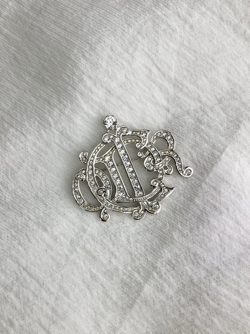 【 日本直送　名牌中古包 】Christian Dior クリスチャン ディオール ブローチ シルバー ストーン エンブレム vintage zymdsu - 胸針 - 其他材質 銀色