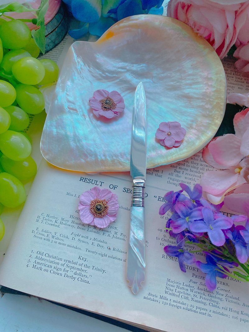 1940 British carved mother-of-pearl shell letter opener/butter knife, complete in stock, no traces of use - อื่นๆ - เงิน สีเงิน