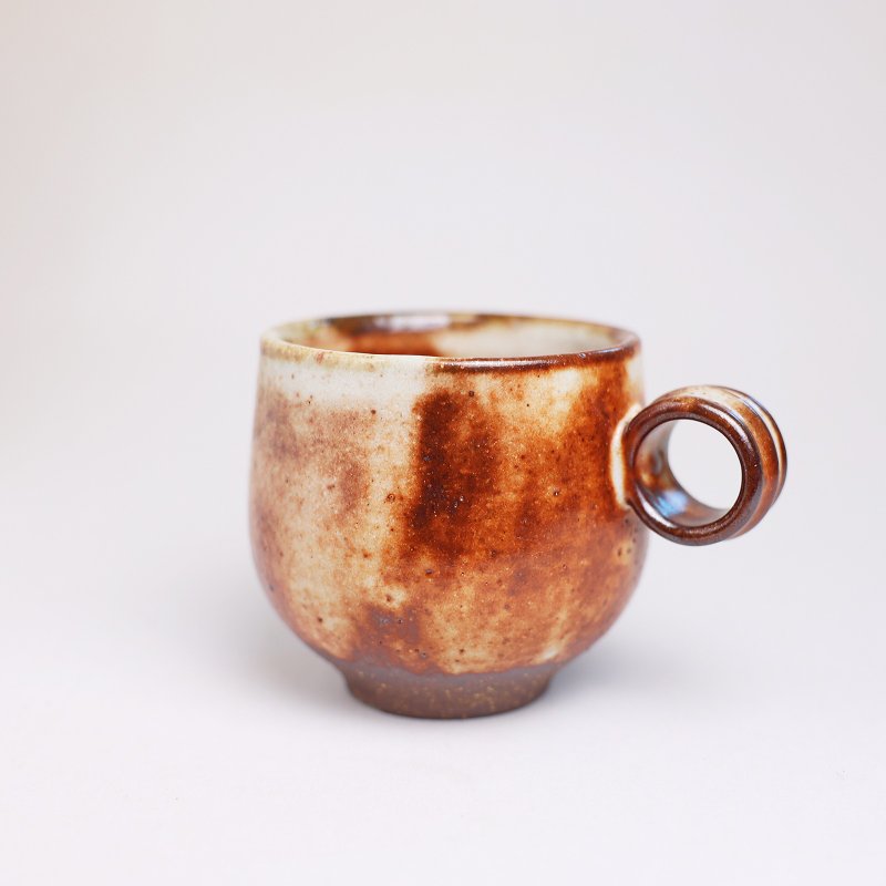 明芽窯 l 柴燒圓耳把杯 橘紅 陶杯 拿鐵杯 咖啡杯 陶杯 蒐藏品 H7 - 咖啡杯/馬克杯 - 陶 橘色