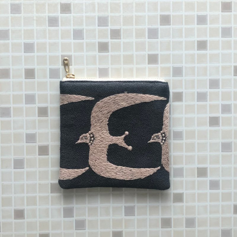 Handmade pouch with swallow bird go! mina perhonen - กระเป๋าเครื่องสำอาง - ผ้าฝ้าย/ผ้าลินิน สีเทา