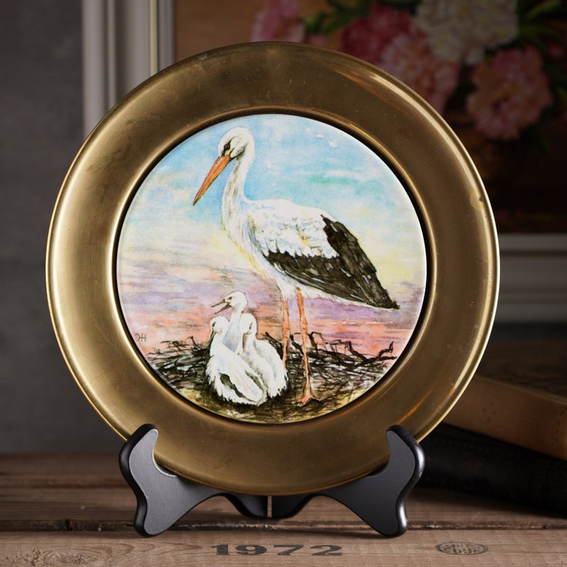 Vintage ceramic decorative plate a stork with storklings in its nest - ตกแต่งผนัง - เครื่องลายคราม หลากหลายสี