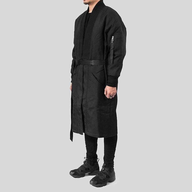 【IONISM】和服長版飛行夾克黑 - 外套/大衣 - 聚酯纖維 