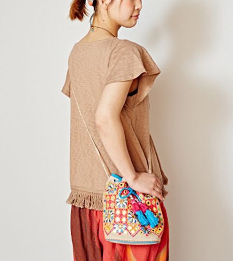 【 預購中】☼刺繡圖騰肩背水桶包☼(兩色) - 側背包/斜背包 - 棉．麻 多色