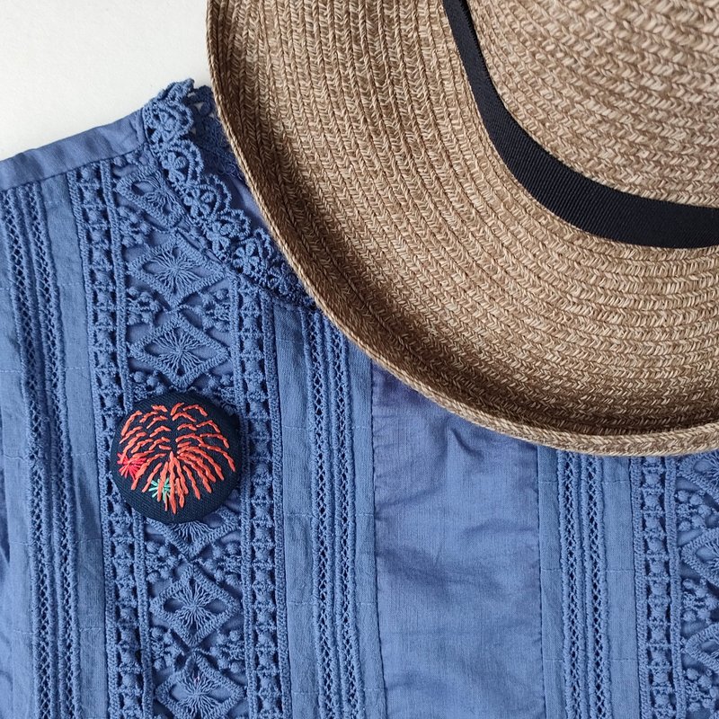 柳花火の刺繍ブローチ - 胸針 - 棉．麻 橘色