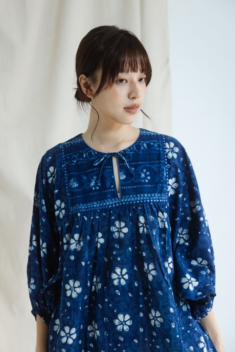 Indigo dyed totem flower puff sleeve top - เสื้อผู้หญิง - ผ้าฝ้าย/ผ้าลินิน สีน้ำเงิน