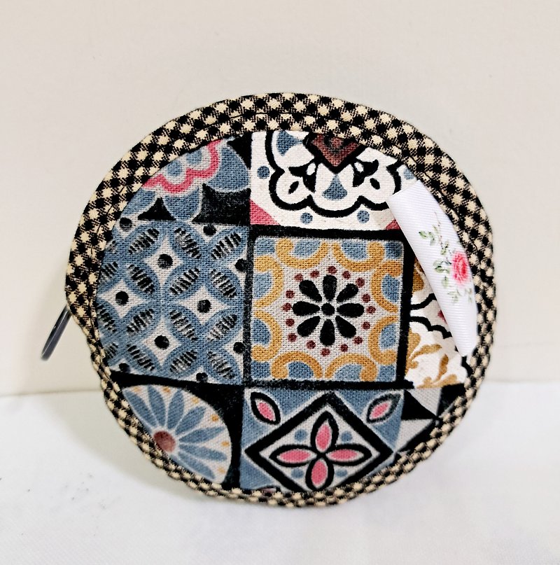 Retro Window Decoration ~ Biscuit Coin Purse (This design and color may not be exactly the same at random positions) - Coin Purses - Cotton & Hemp 
