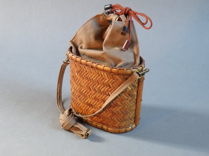 Basket bag Shingen bag Mesh knitting Persistence Bamboo Bamboo Bamboo Pochette - Messenger Bags & Sling Bags - Bamboo Brown