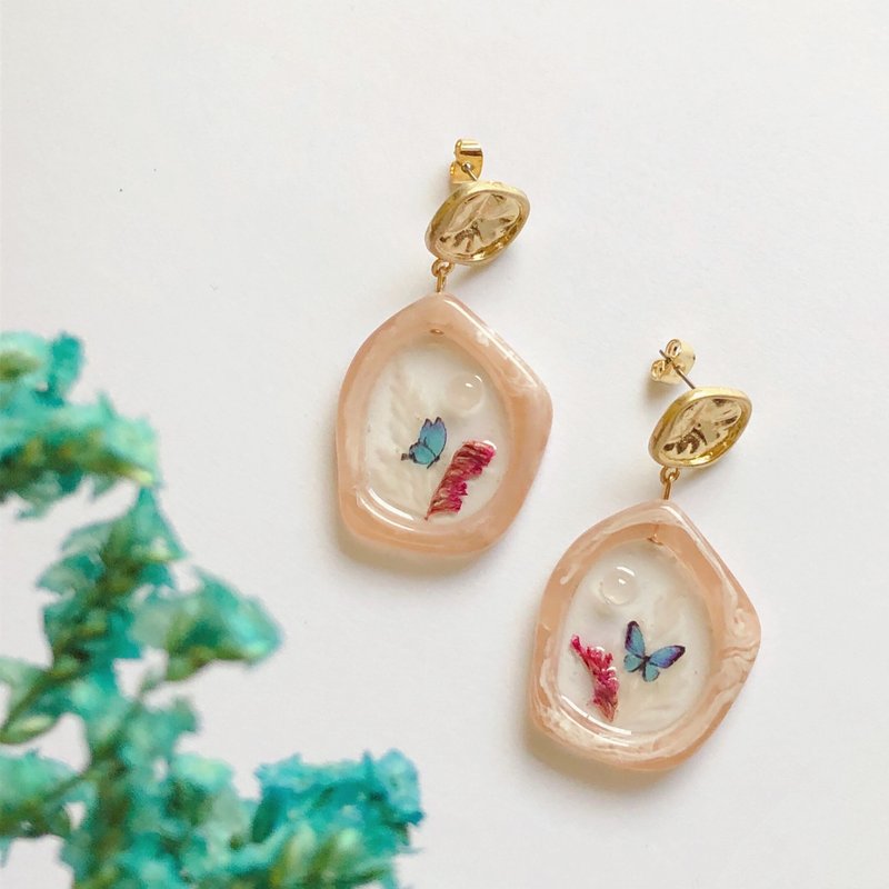 Butterfly smudge earrings hand-made dry flower Japanese resin Japanese transparent pink - Earrings & Clip-ons - Resin Pink