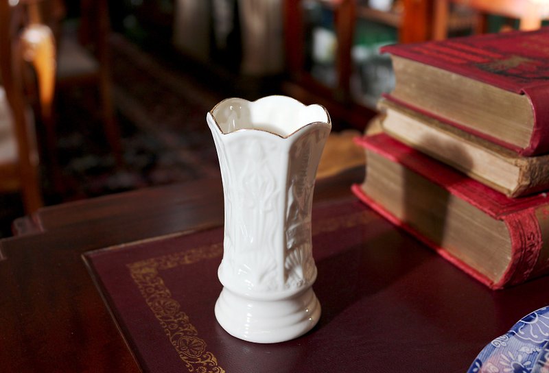 United Kingdom. Belleek Visitors Centre white porcelain vase - เซรามิก - เครื่องลายคราม ขาว