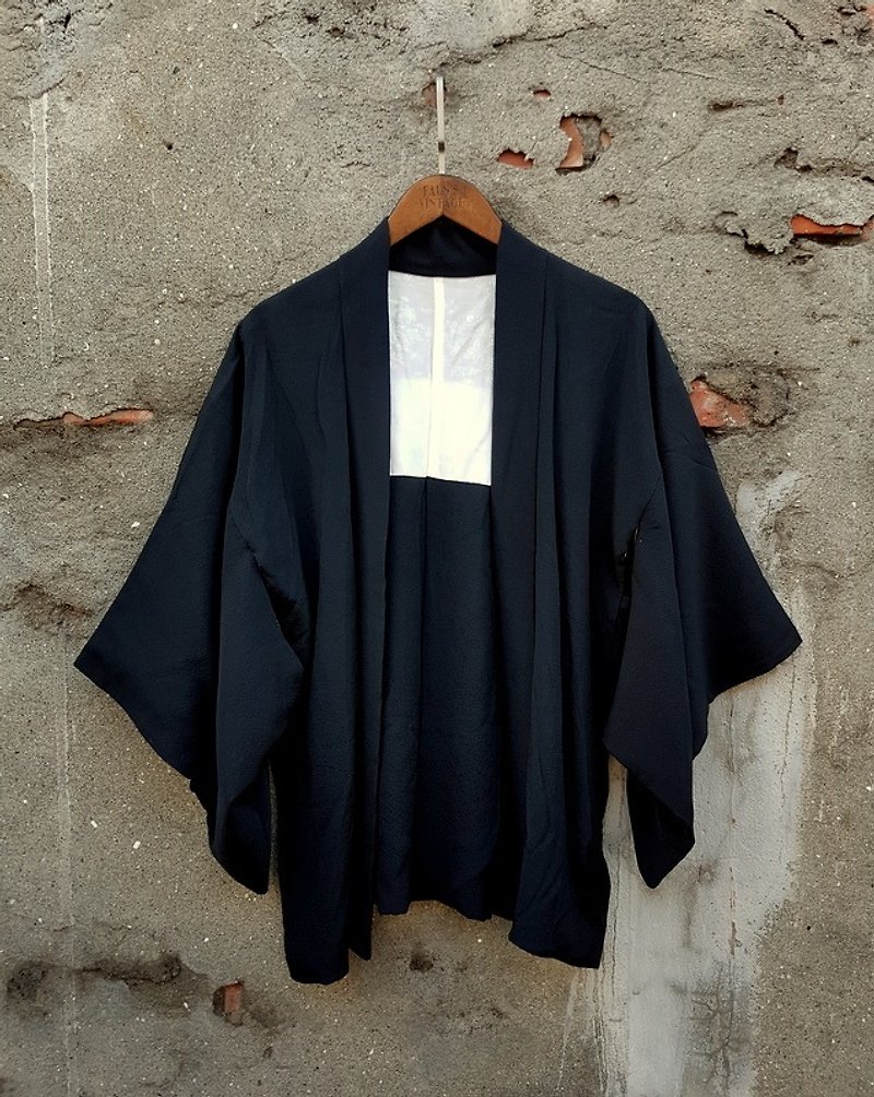 アンティーク着物のジャケットを織りタートルジェッジ・ブラック家紋の羽の模様 - ジャケット - シルク・絹 