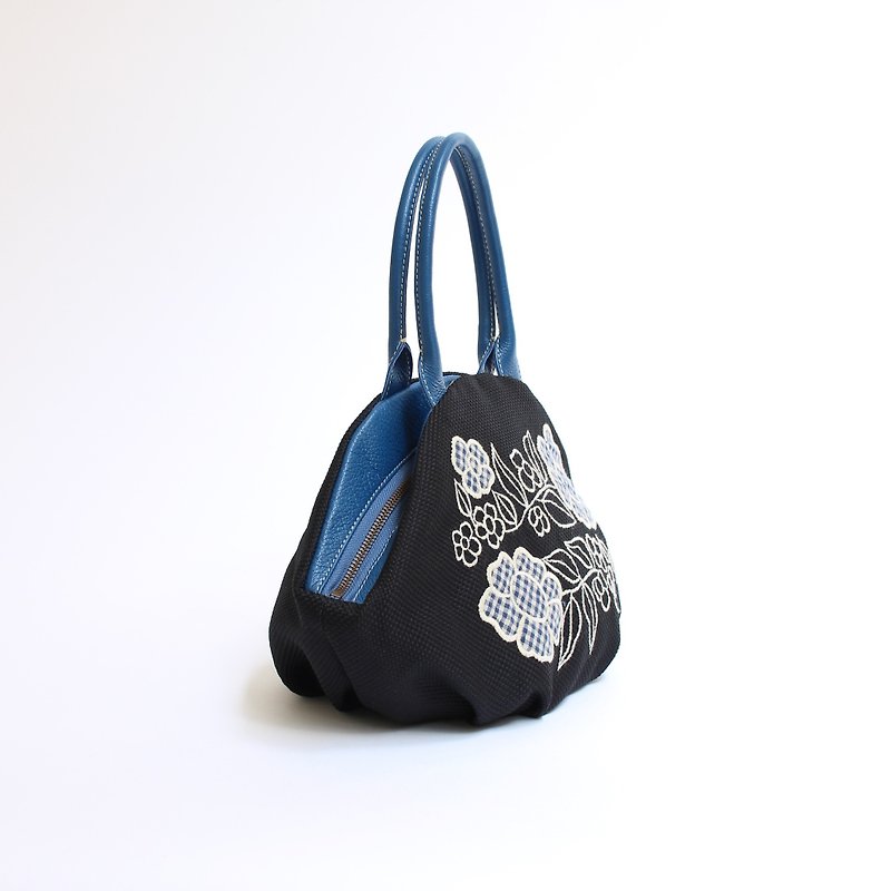Retro flower embroidery · almond bag - กระเป๋าถือ - เส้นใยสังเคราะห์ สีดำ