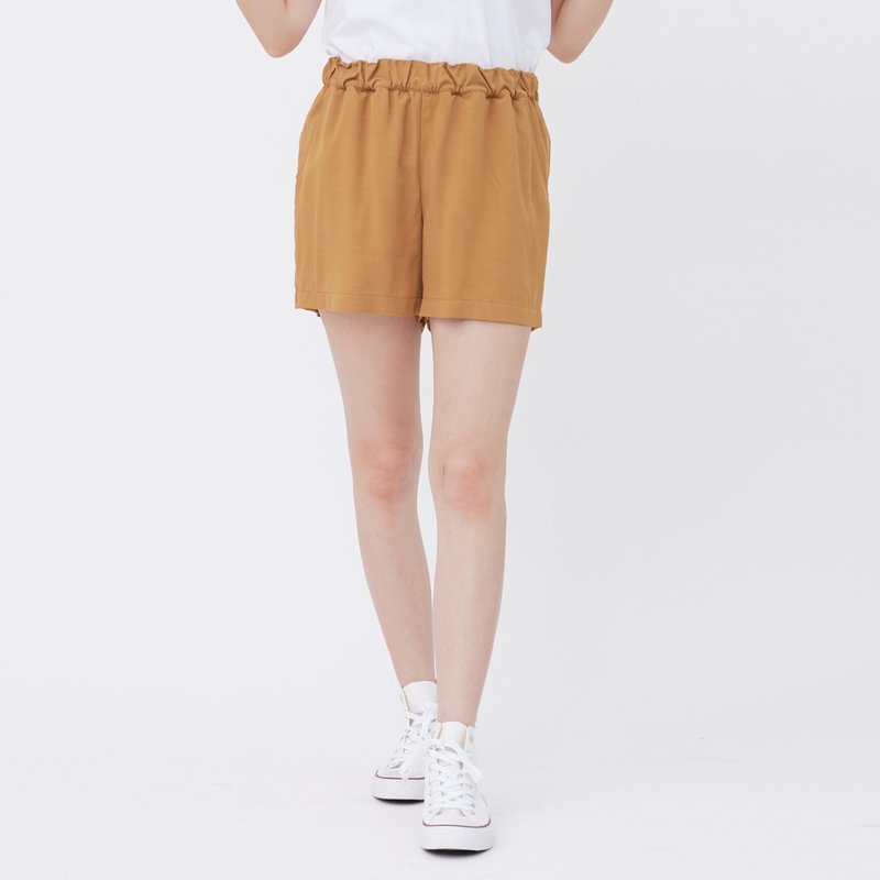 Collin 好舒服輕柔光澤口袋鬆緊萬能短褲 焦糖 - 女短褲/五分褲 - 棉．麻 多色
