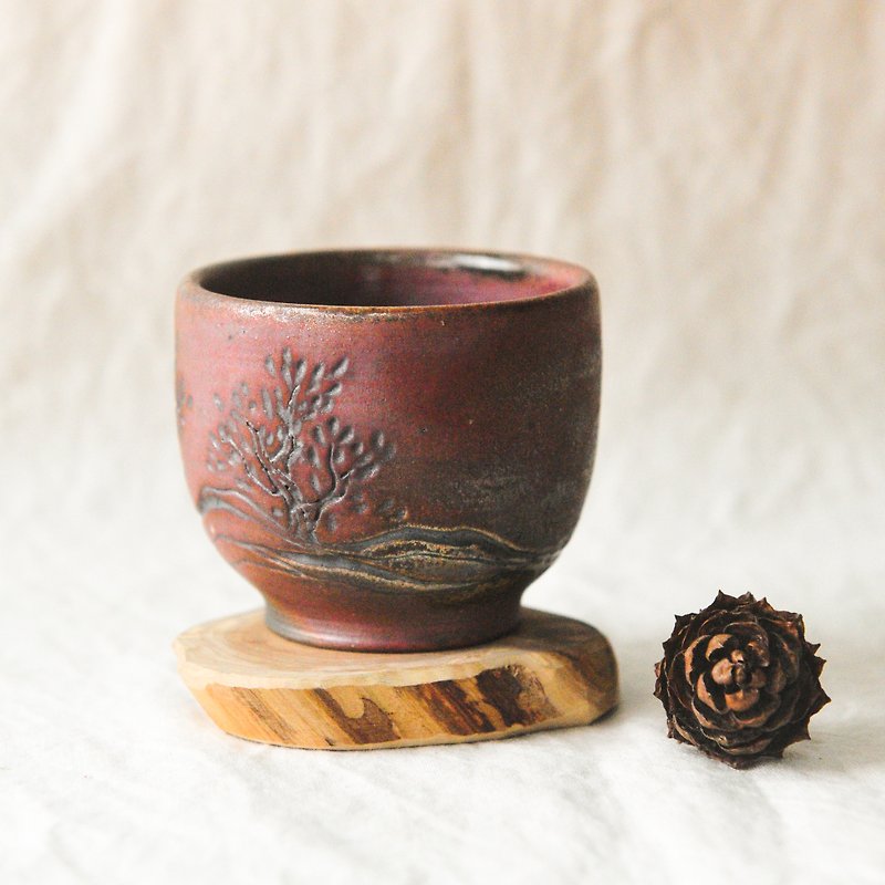 Wood fired pottery. Teacup in the lush tree in spring - ถ้วย - ดินเผา สีนำ้ตาล