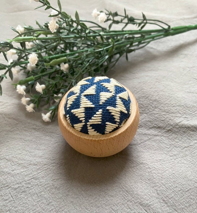 Kogin Embroidery Pin cushion Needle Windmill - กล่องเก็บของ - ผ้าฝ้าย/ผ้าลินิน สีน้ำเงิน