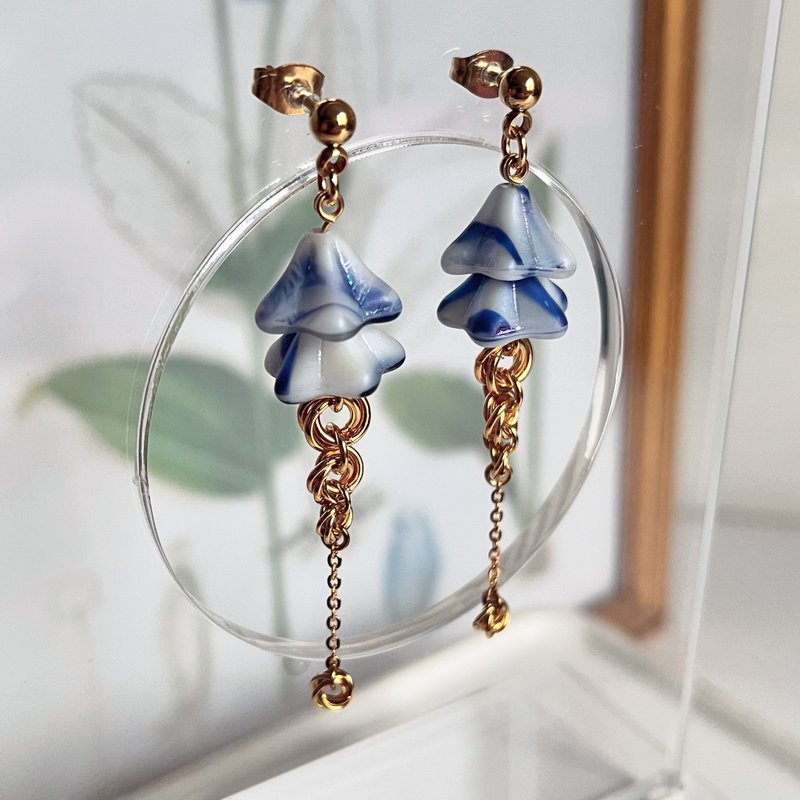 Linglan jingle flower earrings (blue and white) - ต่างหู - แก้ว สีน้ำเงิน