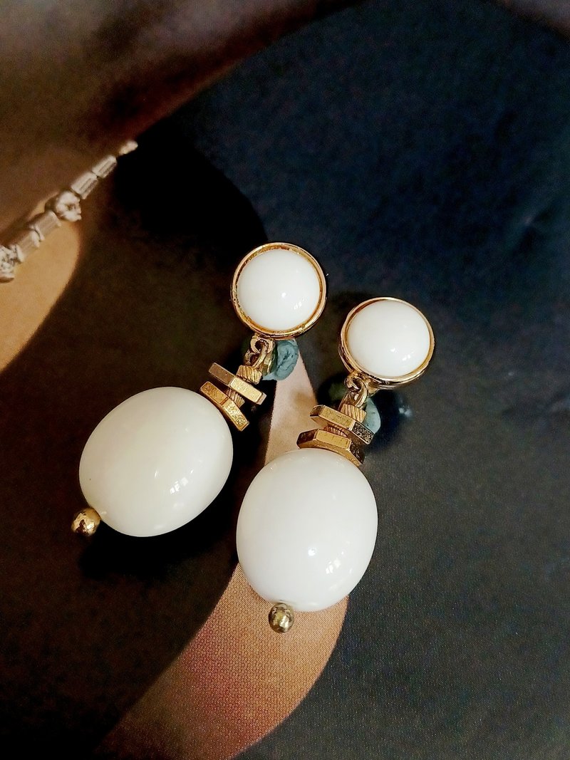 vintage jewelry Monet antique white pendant ball clip-on earrings - ต่างหู - โลหะ 