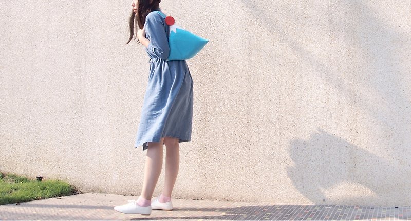 Fuji Mountain Geometric Triangle Hand bag (Medium) - กระเป๋าคลัทช์ - ผ้าฝ้าย/ผ้าลินิน สีน้ำเงิน