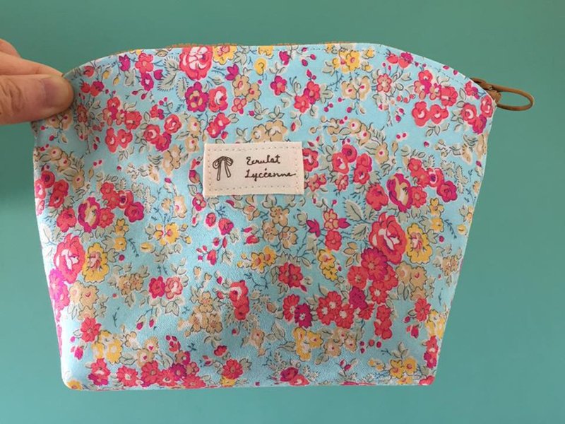 Floral zipper storage bag/pen bag/ sundries bag (Teal floral) - กระเป๋าเครื่องสำอาง - ผ้าฝ้าย/ผ้าลินิน 