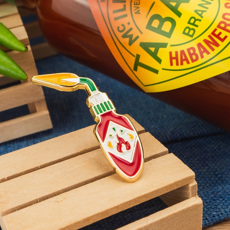 Hot Sauce Pepper Enamel Pin — Turn up the heat | Gift for spice lovers | 塔巴斯哥辣沙司 - เข็มกลัด - โลหะ สีแดง