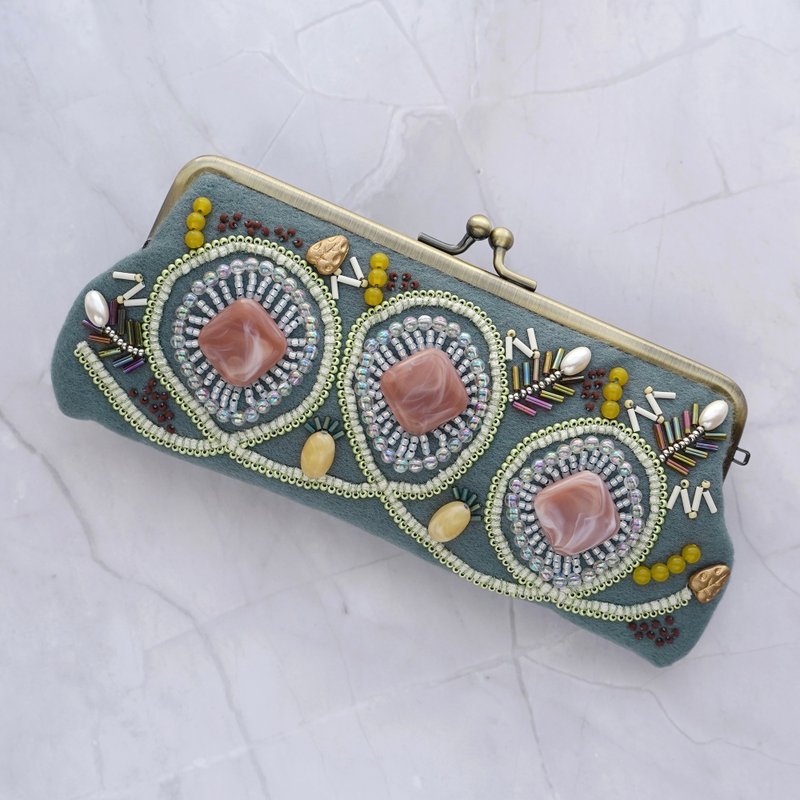 ビーズ刺繍のがま口眼鏡ケース 手刺繍 軽量ハンドメイド あたたかみのあるウール素材 特別なギフトに最適 スモークグリーン おしゃれで便利 - 眼鏡盒/眼鏡布 - 羊毛 綠色