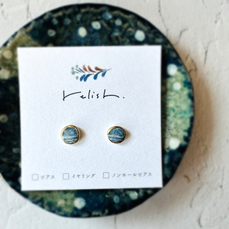 Small ceramic gold lacquer earrings, non-pierced earrings, navy blue, gold, gift, present, birthday, Mother's Day, small, simple, pottery - ต่างหู - ดินเผา สีน้ำเงิน