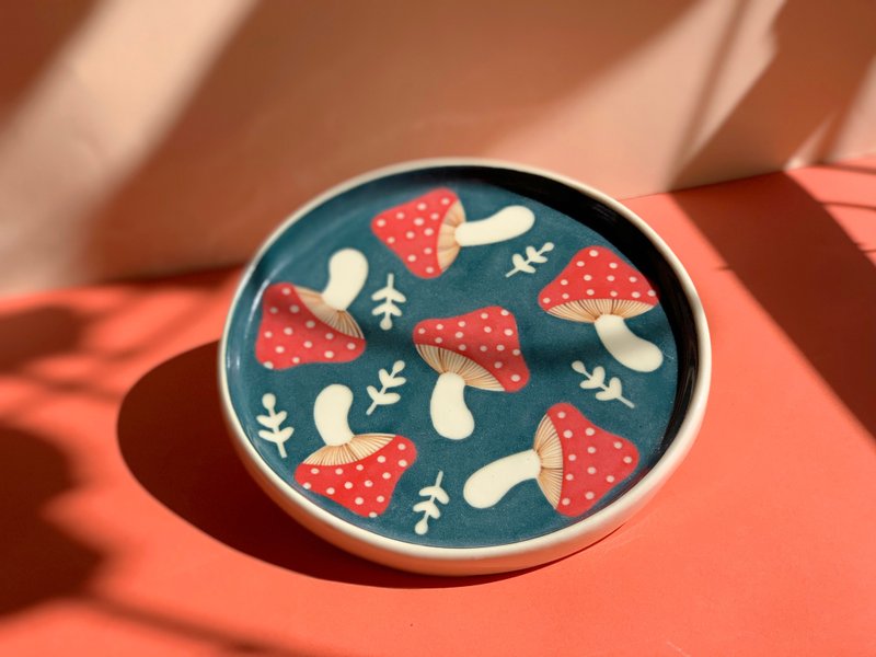 A Red Mushroom Plate (L)  l ceramics l May&Clay Ceramics Studio - 盤子/餐盤/盤架 - 陶 綠色