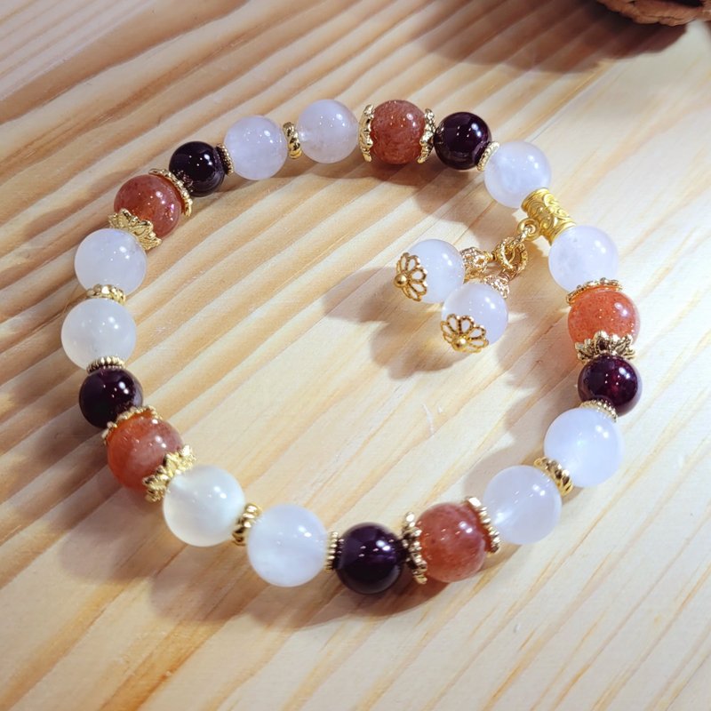 AgIo. Moonstone/Golden Sun/Red Pomegranate. handmade bracelet - สร้อยข้อมือ - คริสตัล 