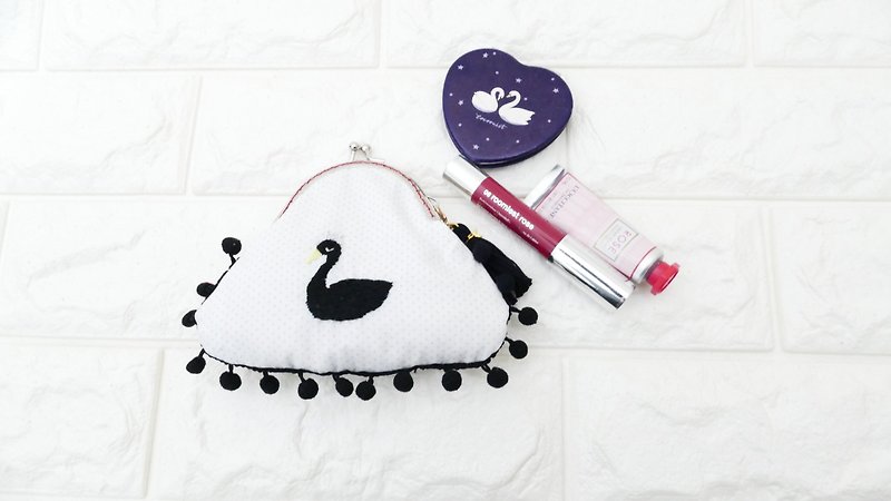 Embroidered black swan - กระเป๋าเครื่องสำอาง - ผ้าฝ้าย/ผ้าลินิน ขาว