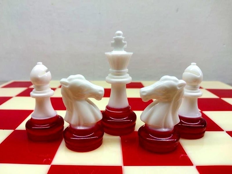 Custom resin chess sets with board | Size of King 2.75 inch (7 cm) | Epoxy resin - บอร์ดเกม - เรซิน สีแดง