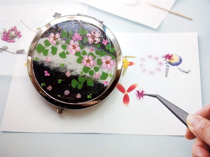 Pressed flowers mirror, Pressed Flower Compact Mirror, Pocket mirror - Makeup Brushes - Other Metals Pink