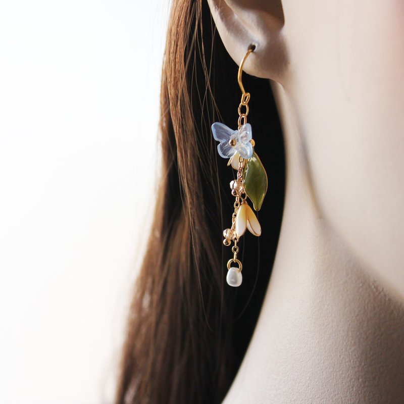 [Freesia Earrings] Freesia Butterfly Earrings Asymmetric Earrings/ Clip-On - Earrings & Clip-ons - Resin Multicolor