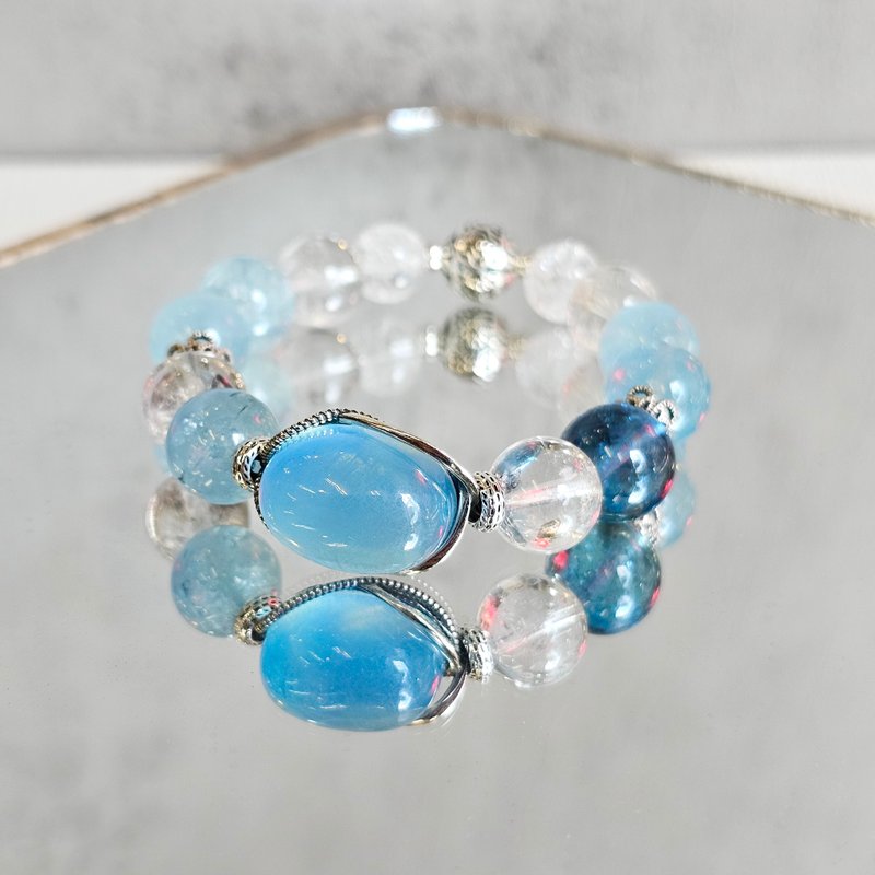 To the sea | The power of the ocean releases stress and strengthens communication. Devil's Blue, Aquamarine, White and Shining. - Bracelets - Crystal Blue