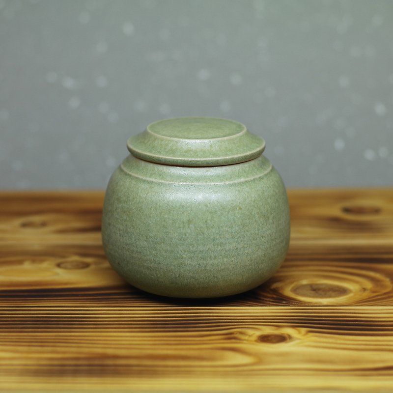 Round body matt green tea warehouse hand-made pottery tea props - Teapots & Teacups - Pottery 