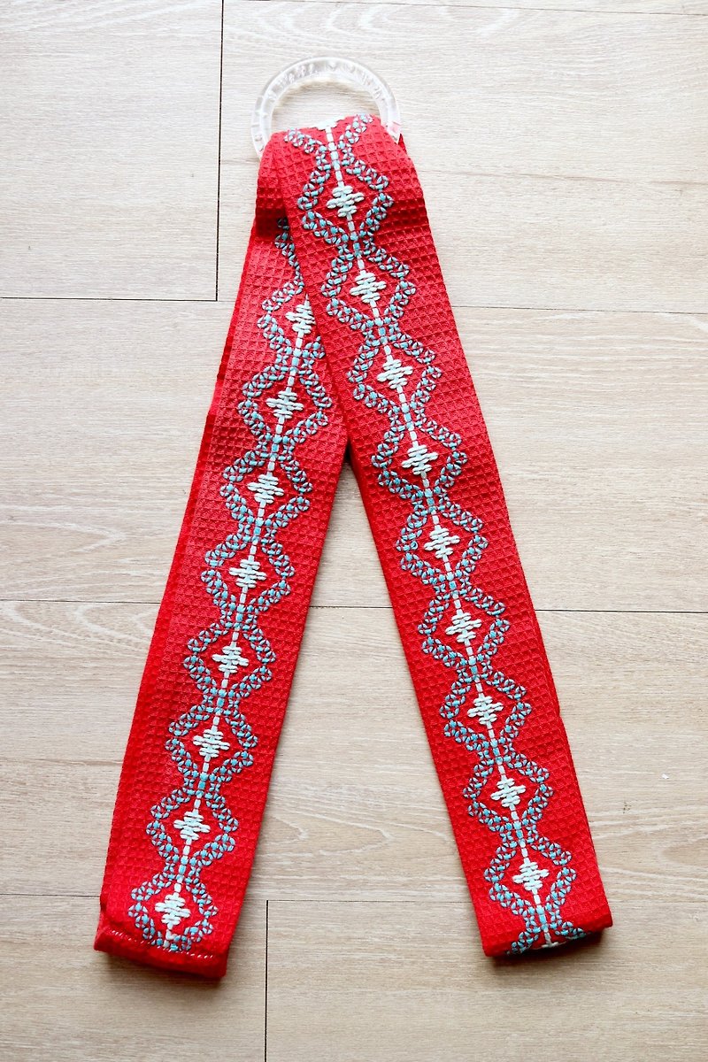 フィンランドのトーテム赤い刺繍布の吊りプレート - 置物 - コットン・麻 レッド