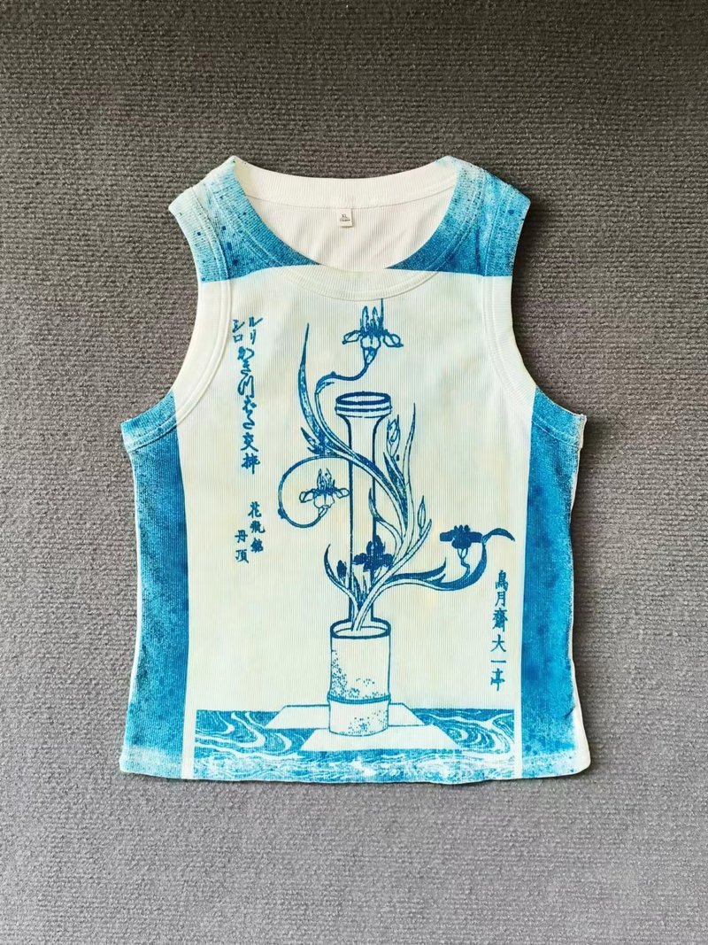 Cyanotype remake Ikebana slim crop top - เสื้อกั๊กผู้หญิง - ผ้าฝ้าย/ผ้าลินิน สีน้ำเงิน